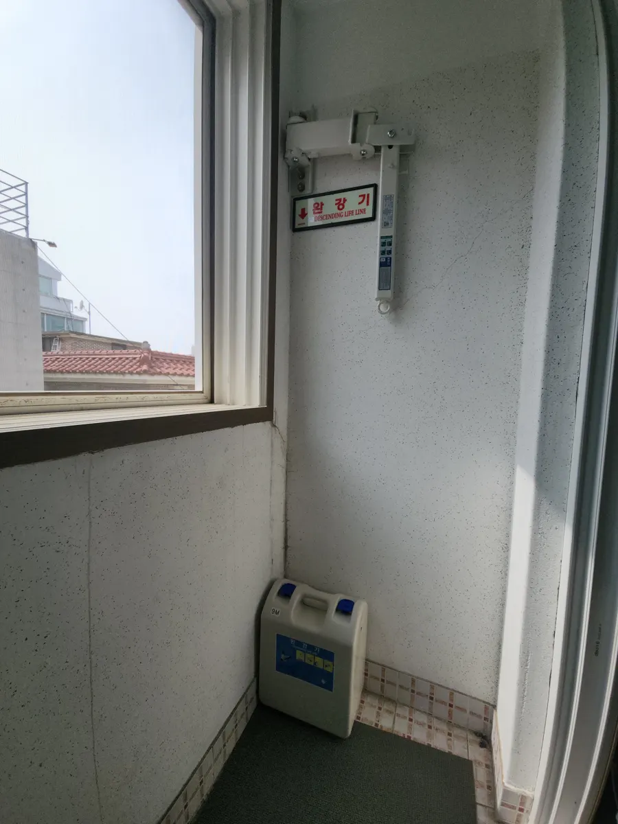 의정부 완강기 교체 창가 벽에 설치된 완강기와 표지판