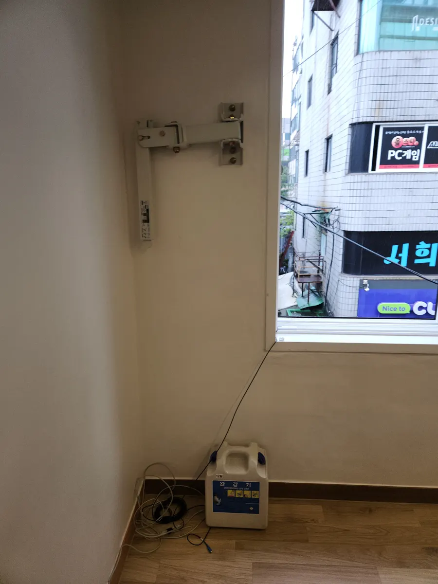 광명 완강기 설치 벽면에 고정된 완강기 지지대와 하단 보관함