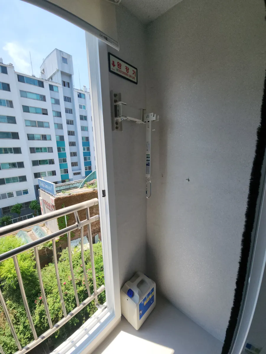 하남 완강기 시공 표지판과 지지대가 설치된 발코니 벽면
