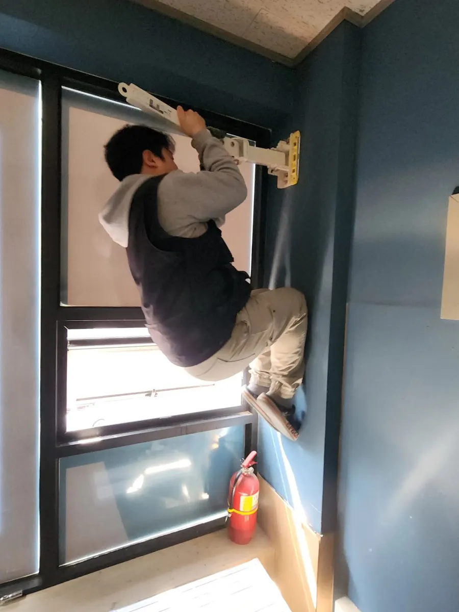 인천 계양 완강기 교체 하중을 실어 설치 상태를 확인하는 모습