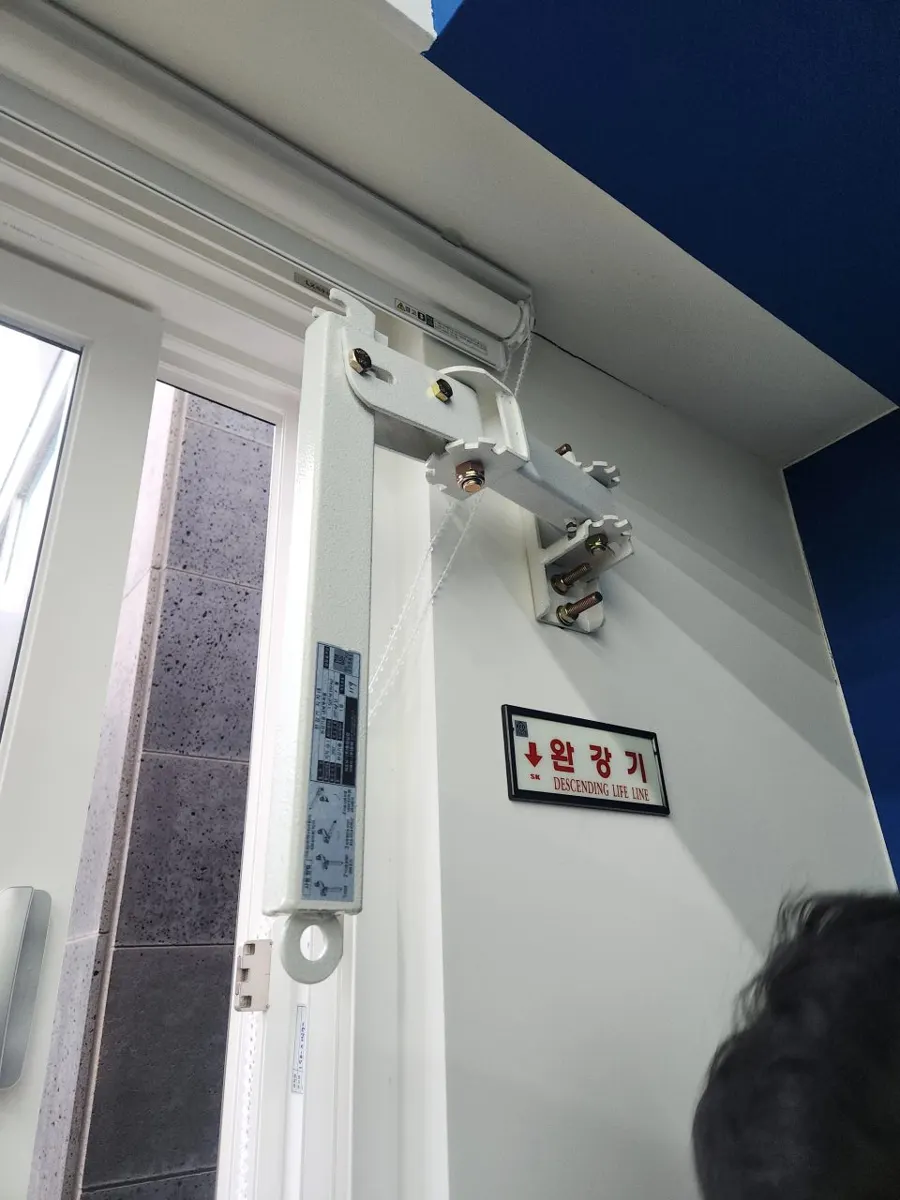 인천 연수 완강기 설치 지지대가 고정된 창가