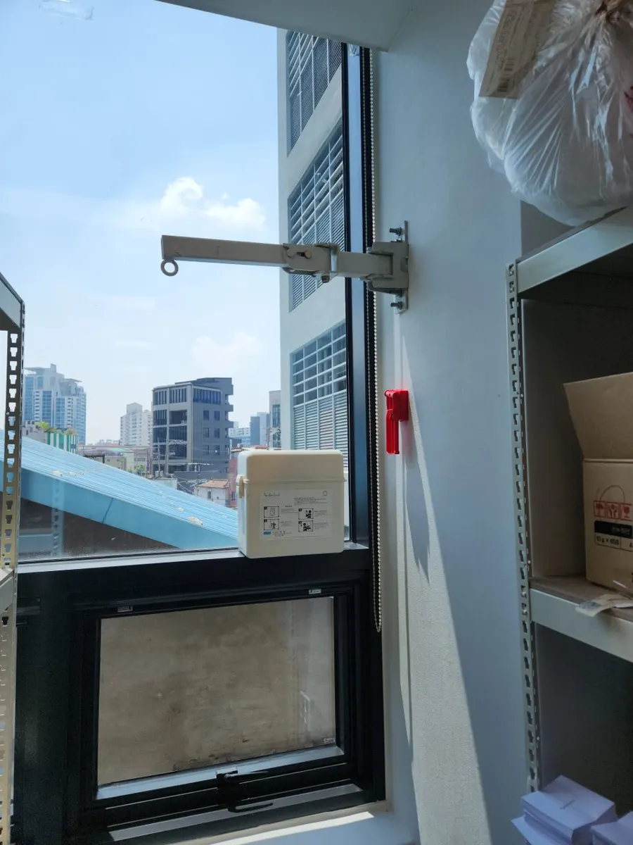 중랑 완강기 설치 창가에 설치된 완강기 암과 보관함
