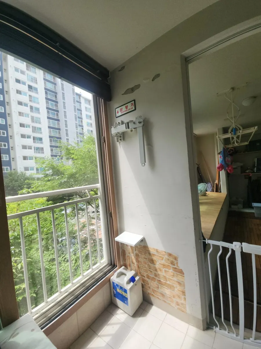 구로 완강기 설치 업체 창가 벽면에 설치된 완강기와 표지판